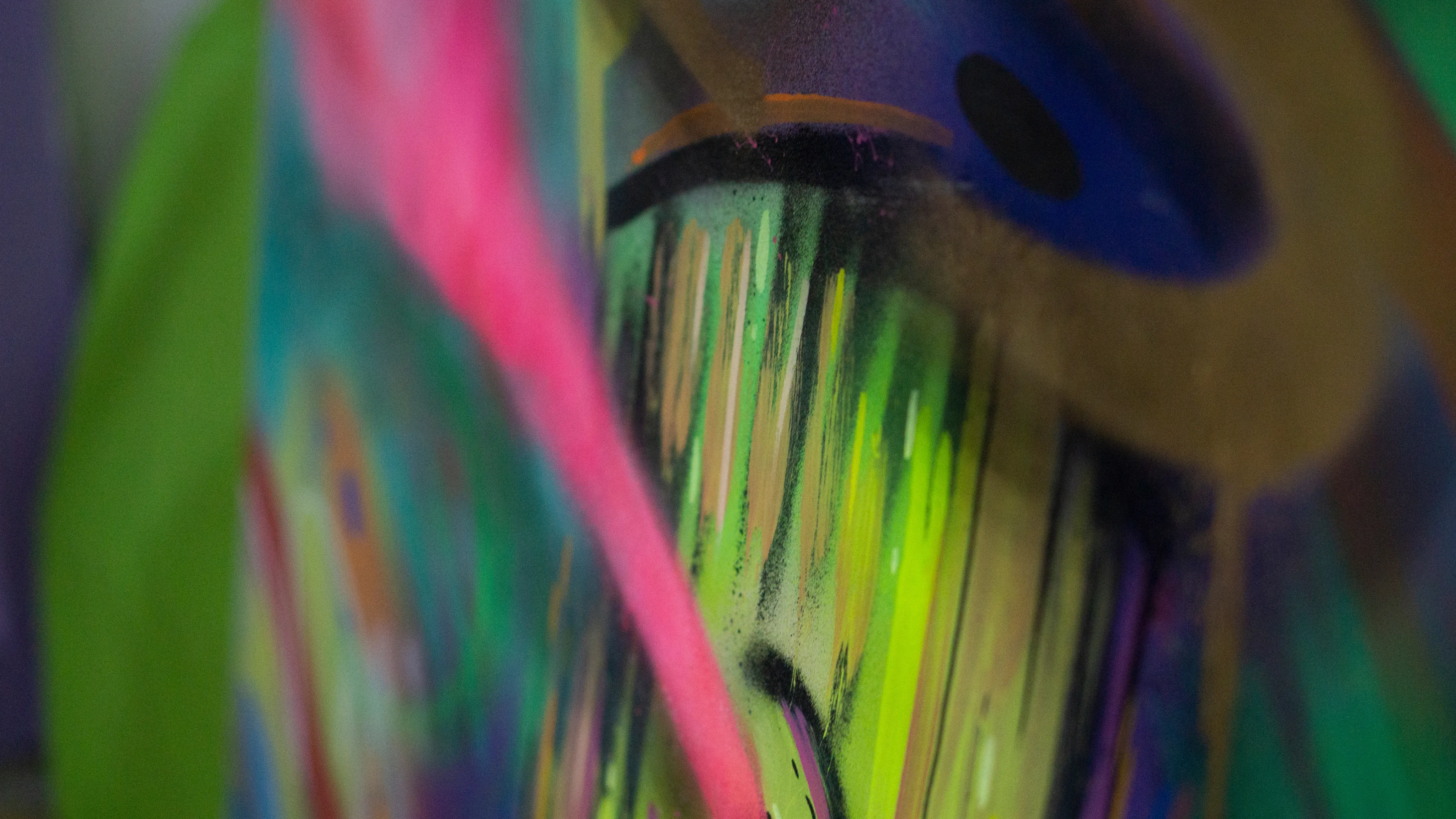 Detalle macro de pintura en aerosol de colores