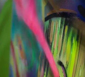 Detalle macro de pintura en aerosol de colores