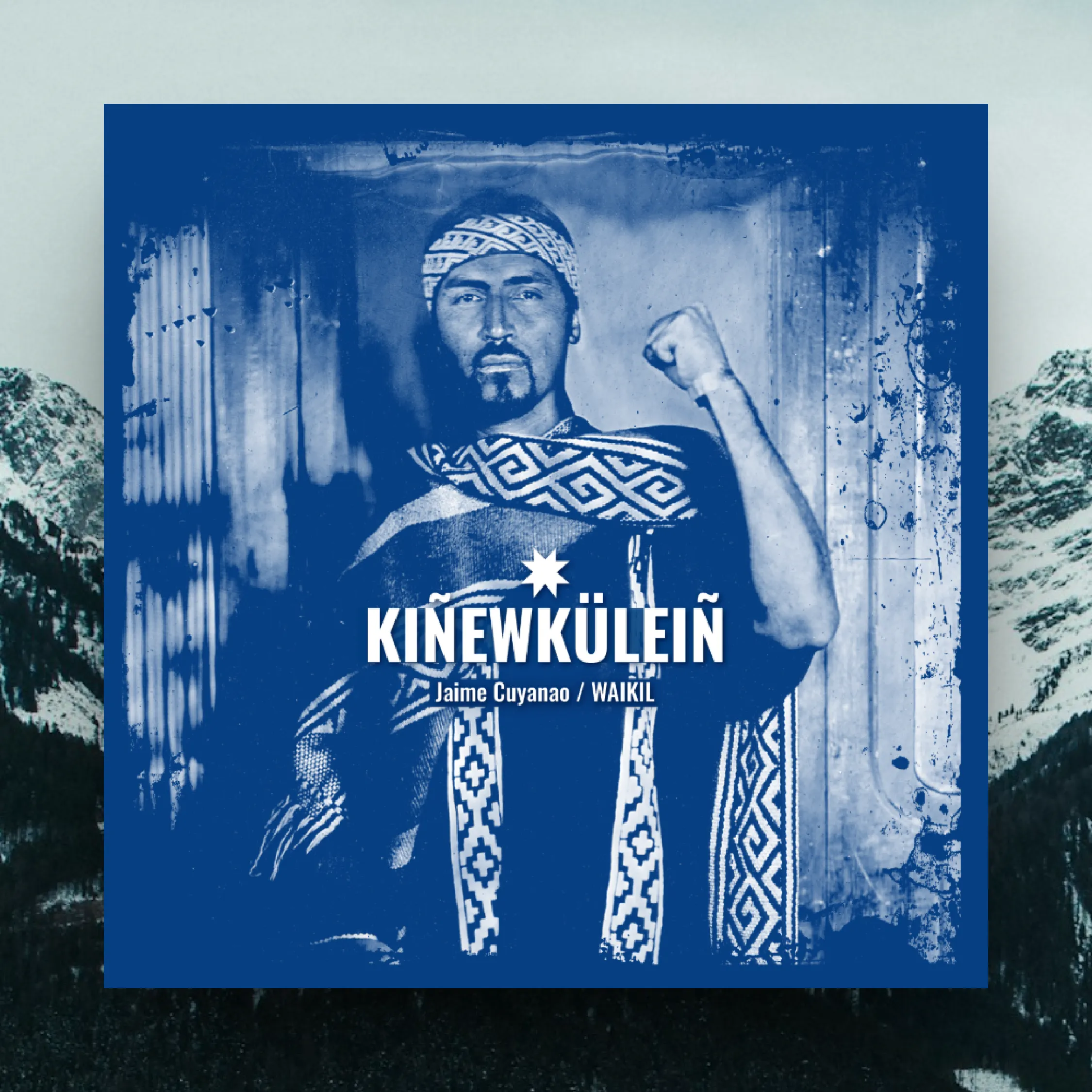 Mockup de la carátula azul del disco Kiñewkuleiñ con fotografía en colodión húmedo de Jaime Cuyanao, sobre un paisaje de montañas