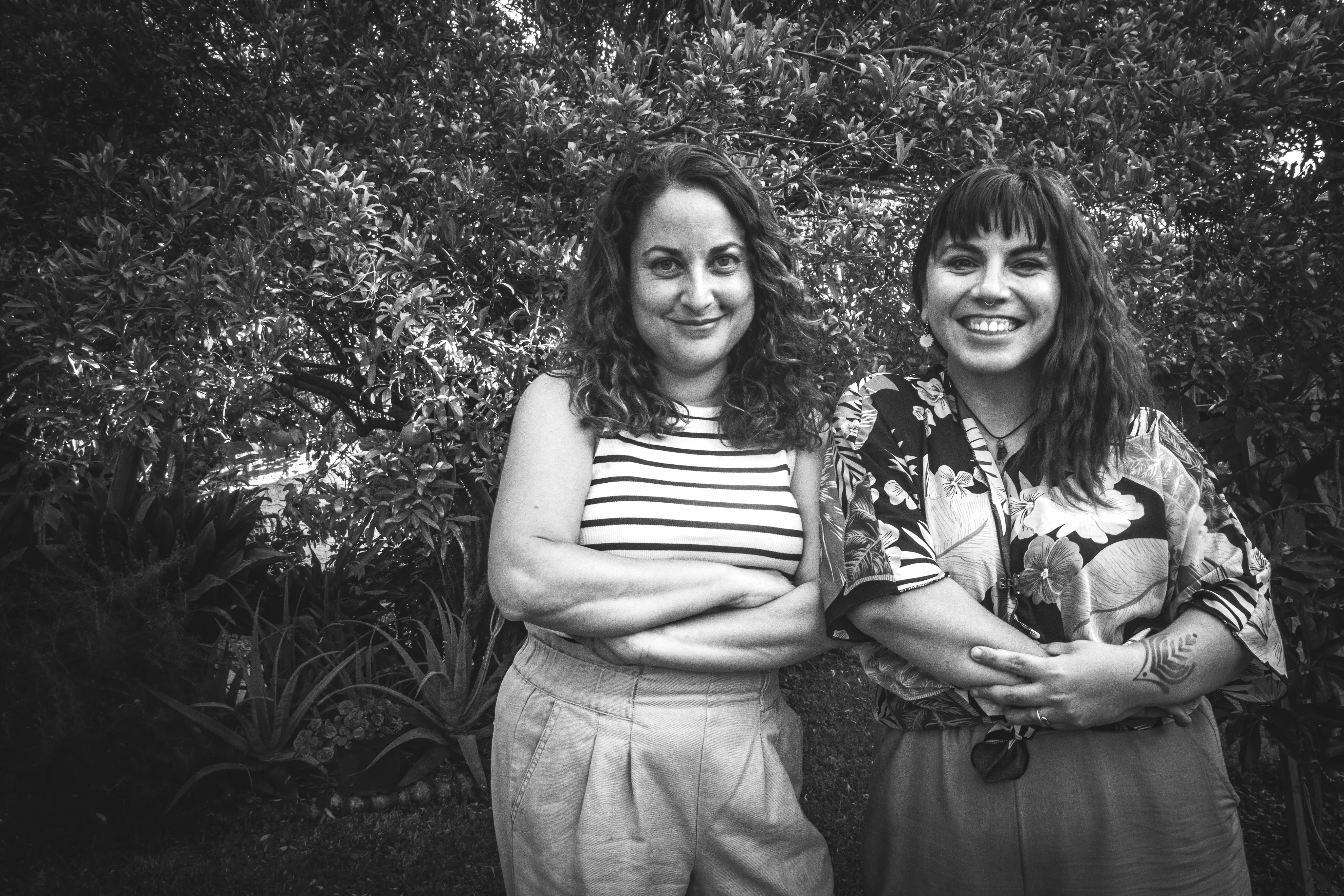 Las dos socias de Guadalupe Estudio sonriendo, en blanco y negro