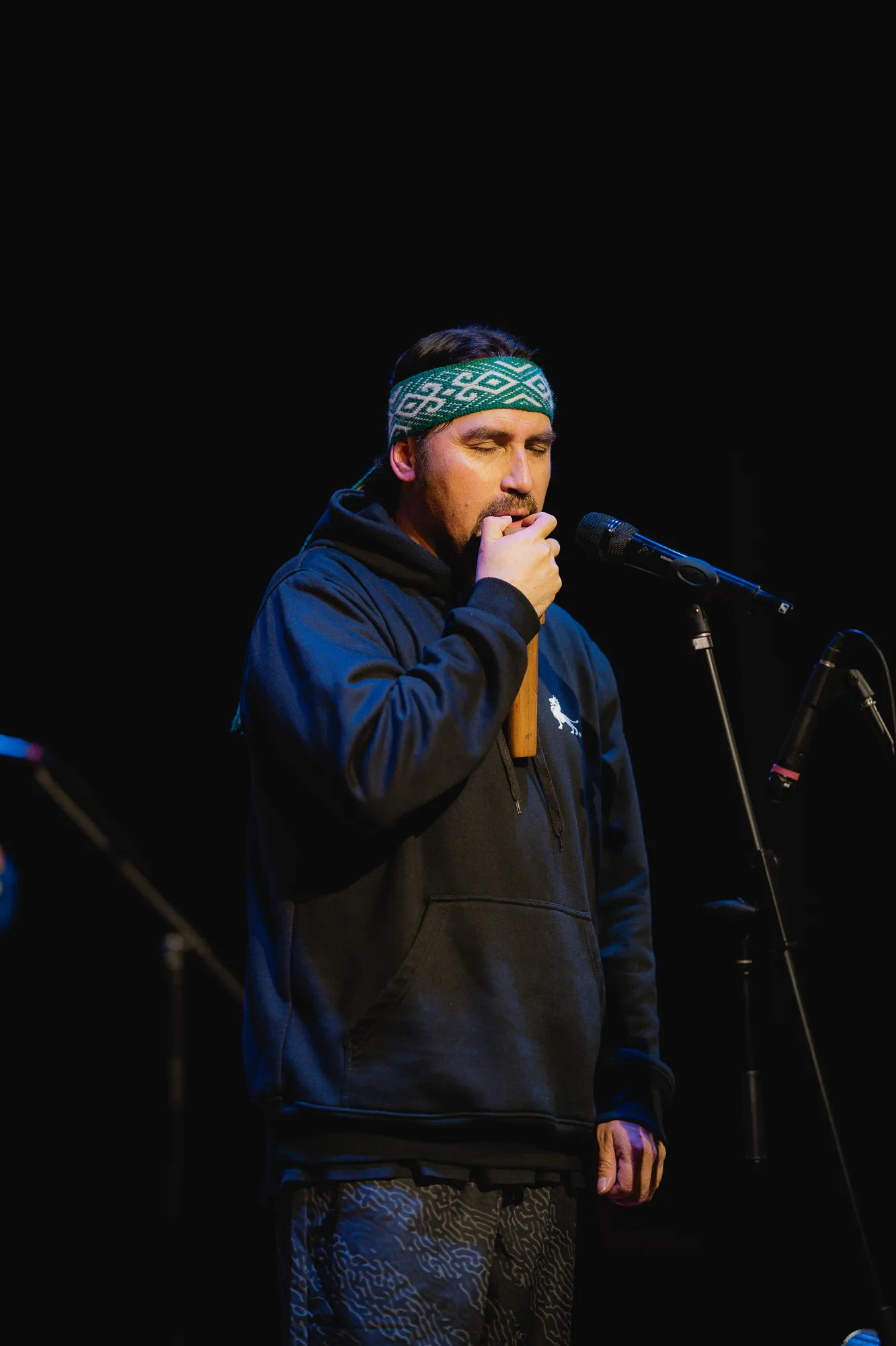 Waikil cantando frente al micrófono durante el lanzamiento del disco (fotografía de Pamela Pino)
