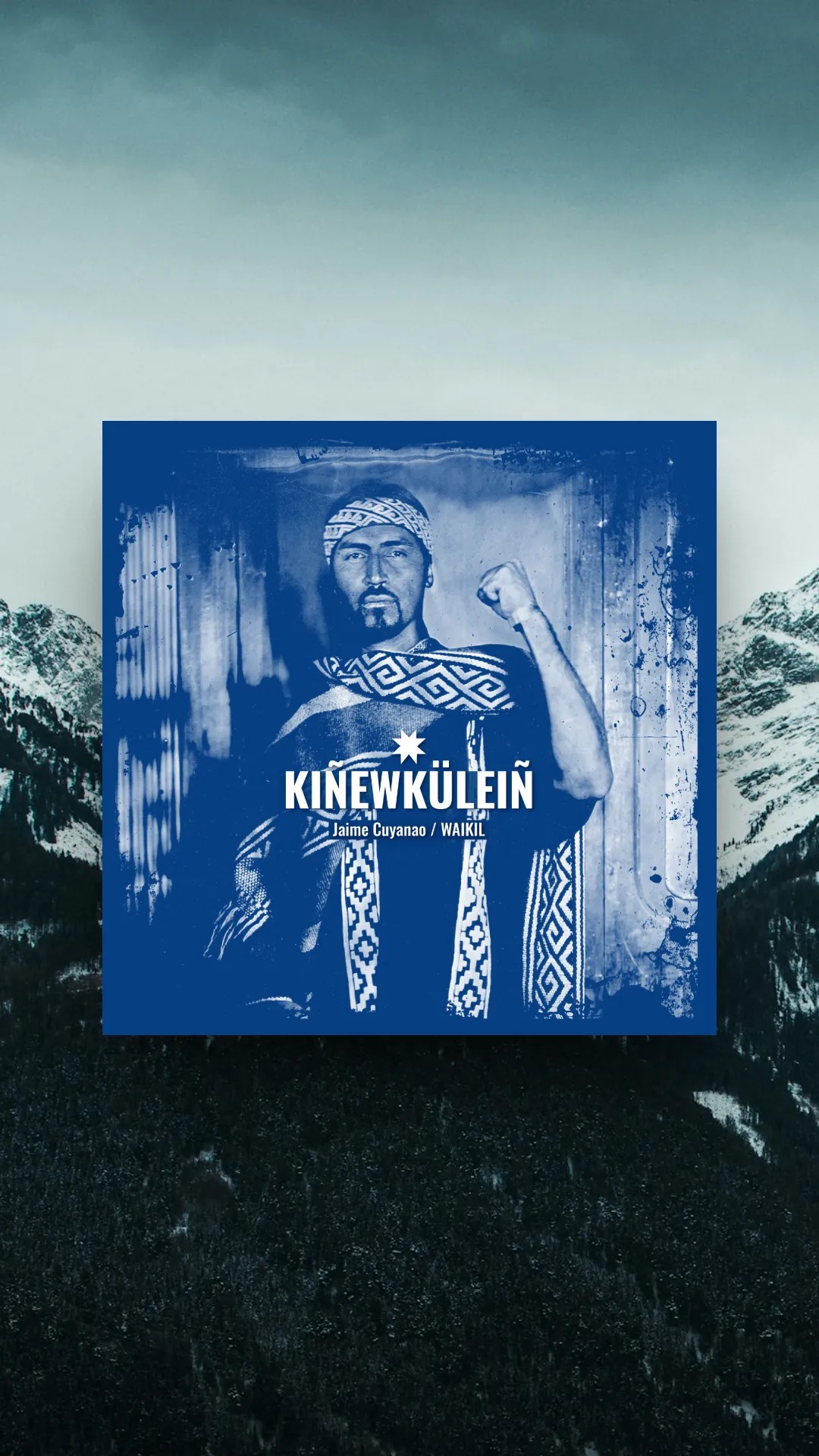 Mockup de la carátula azul del disco Kiñewkuleiñ con fotografía en colodión húmedo de Jaime Cuyanao, sobre un paisaje de montañas