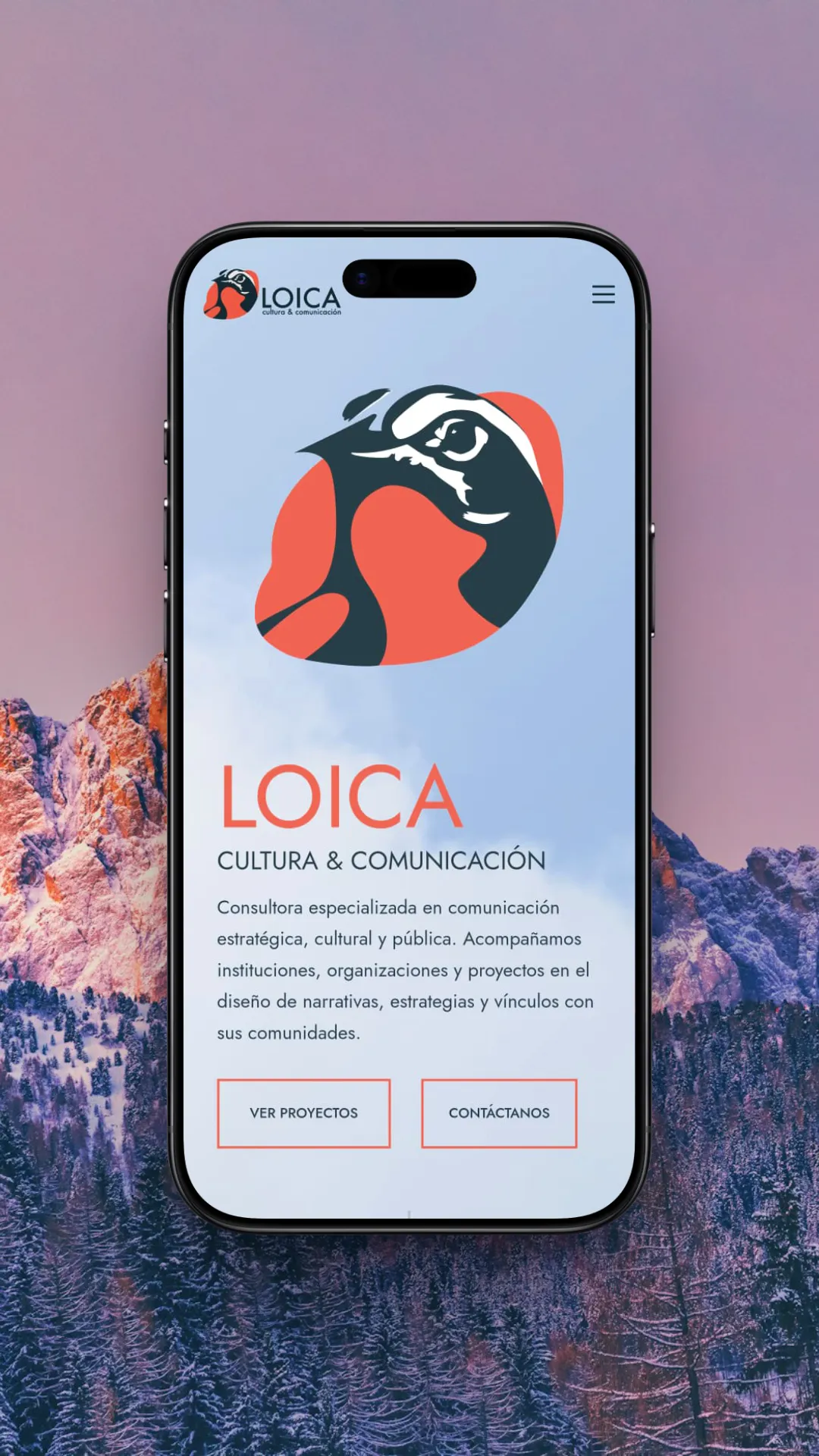 Mockup de teléfono móvil mostrando el sitio web de Loica Cultura & Comunicación con su logotipo de loica, sobre un paisaje de montañas