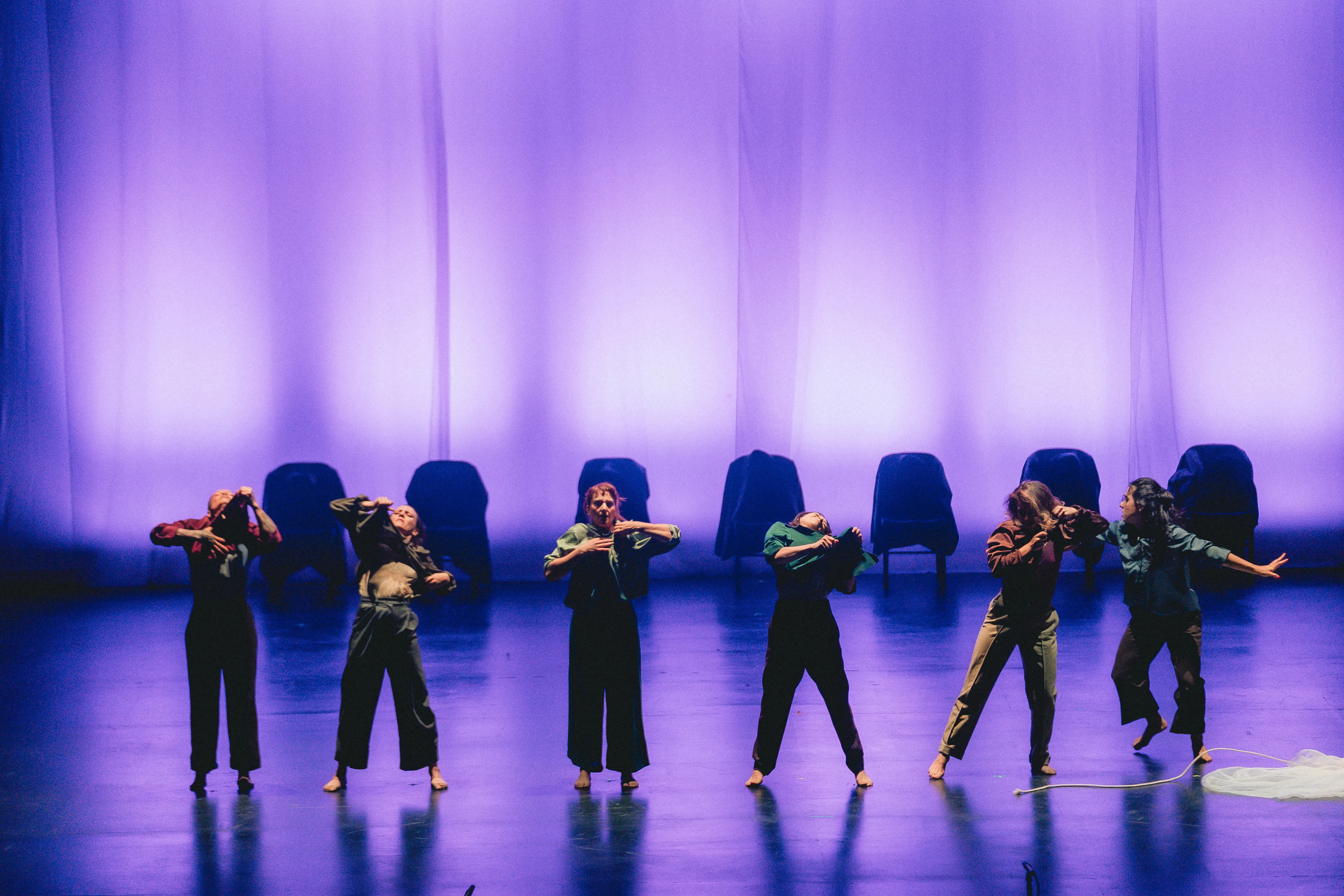 Jóvenes en escena durante una presentación del festival frente al público (fotografía gentileza Fundación Avanti)