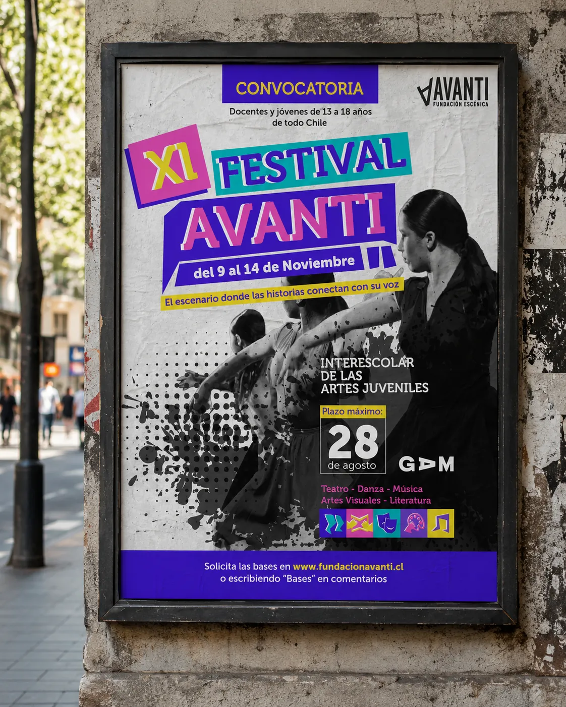 Afiche de convocatoria del XI Festival Avanti enmarcado en un muro de la calle, con tipografías de colores y fotografía de danza en blanco y negro