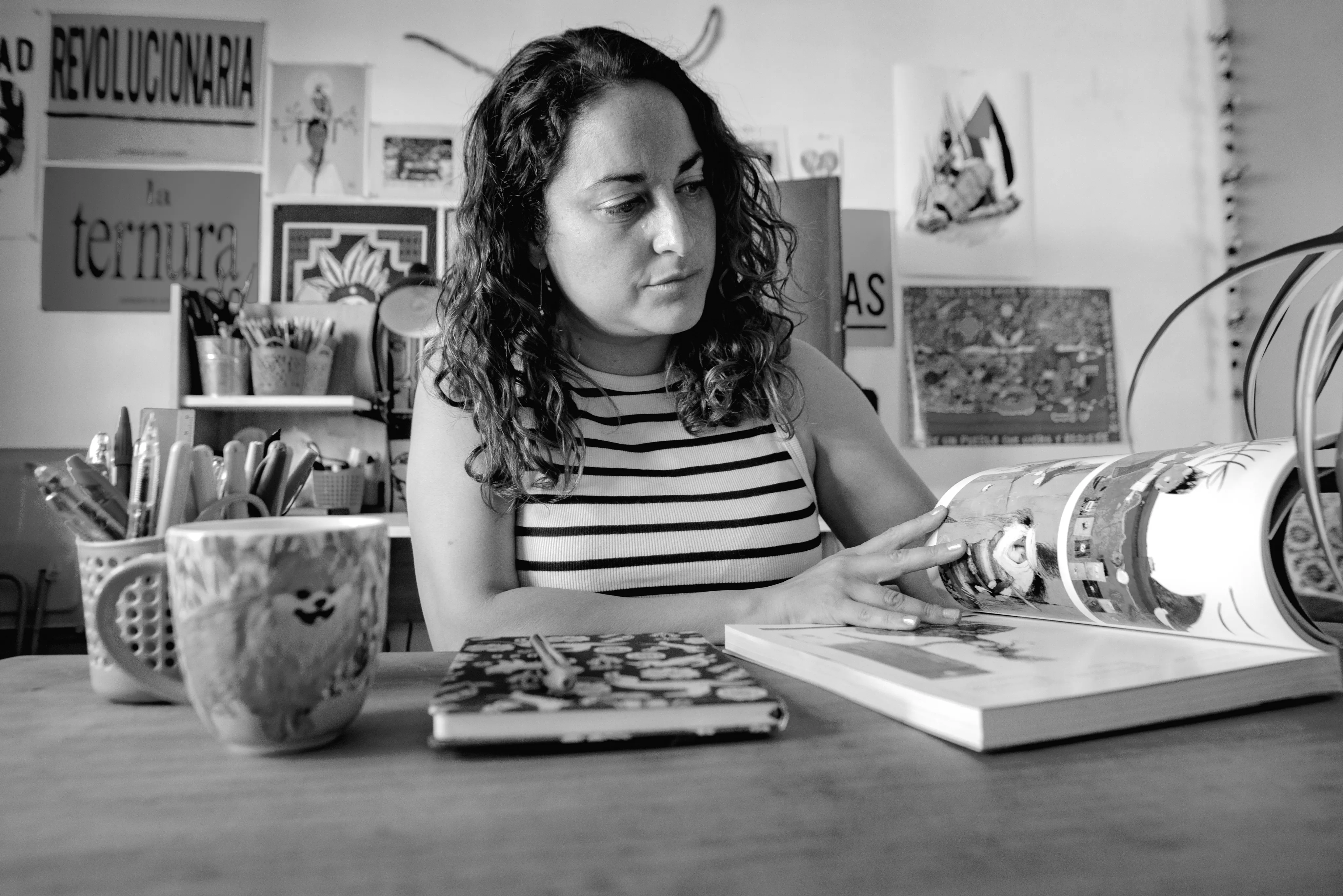 Diseñadora revisando bocetos e ilustraciones en su estudio