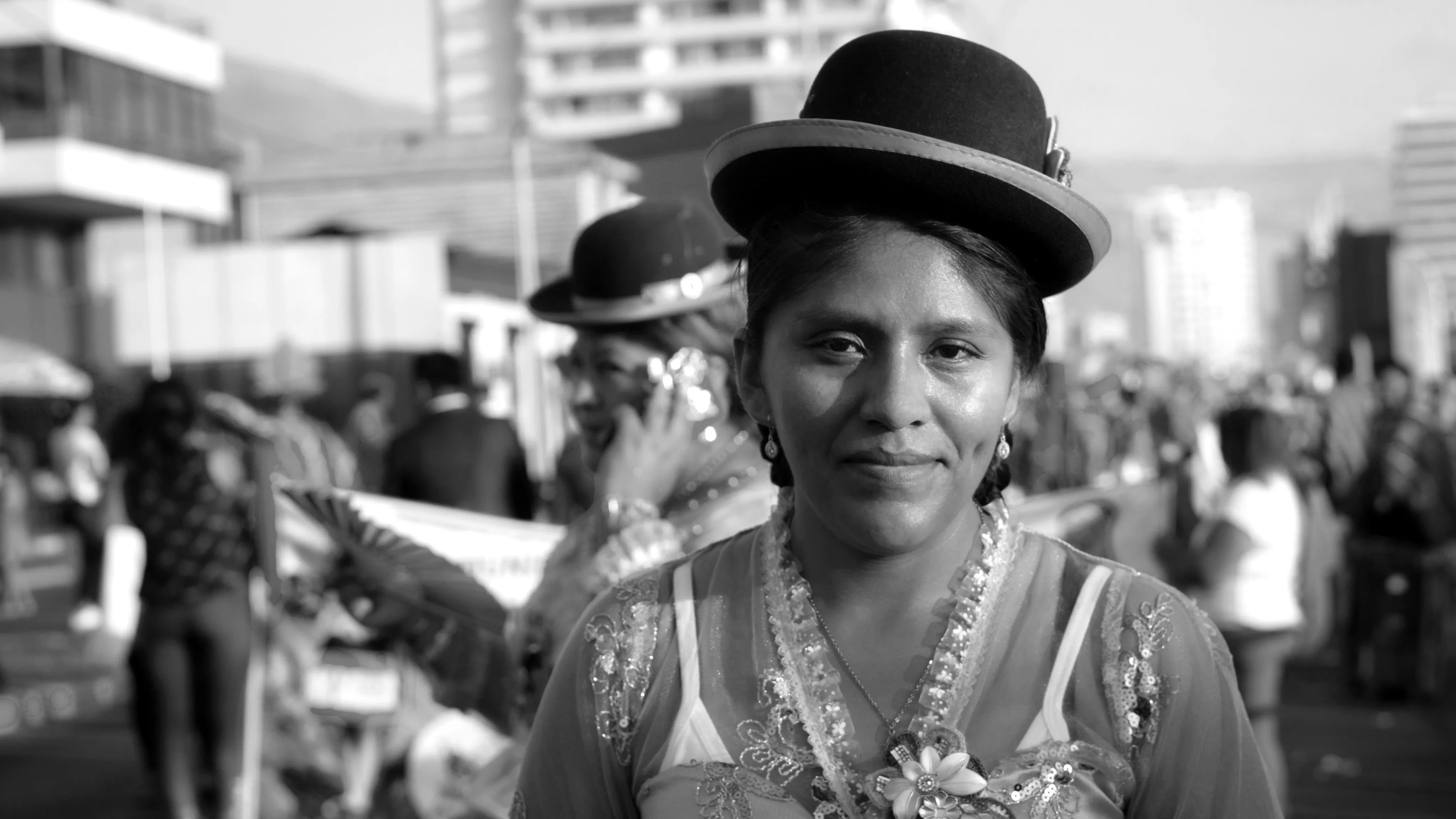 Mujer con sombrero en una celebración cultural callejera