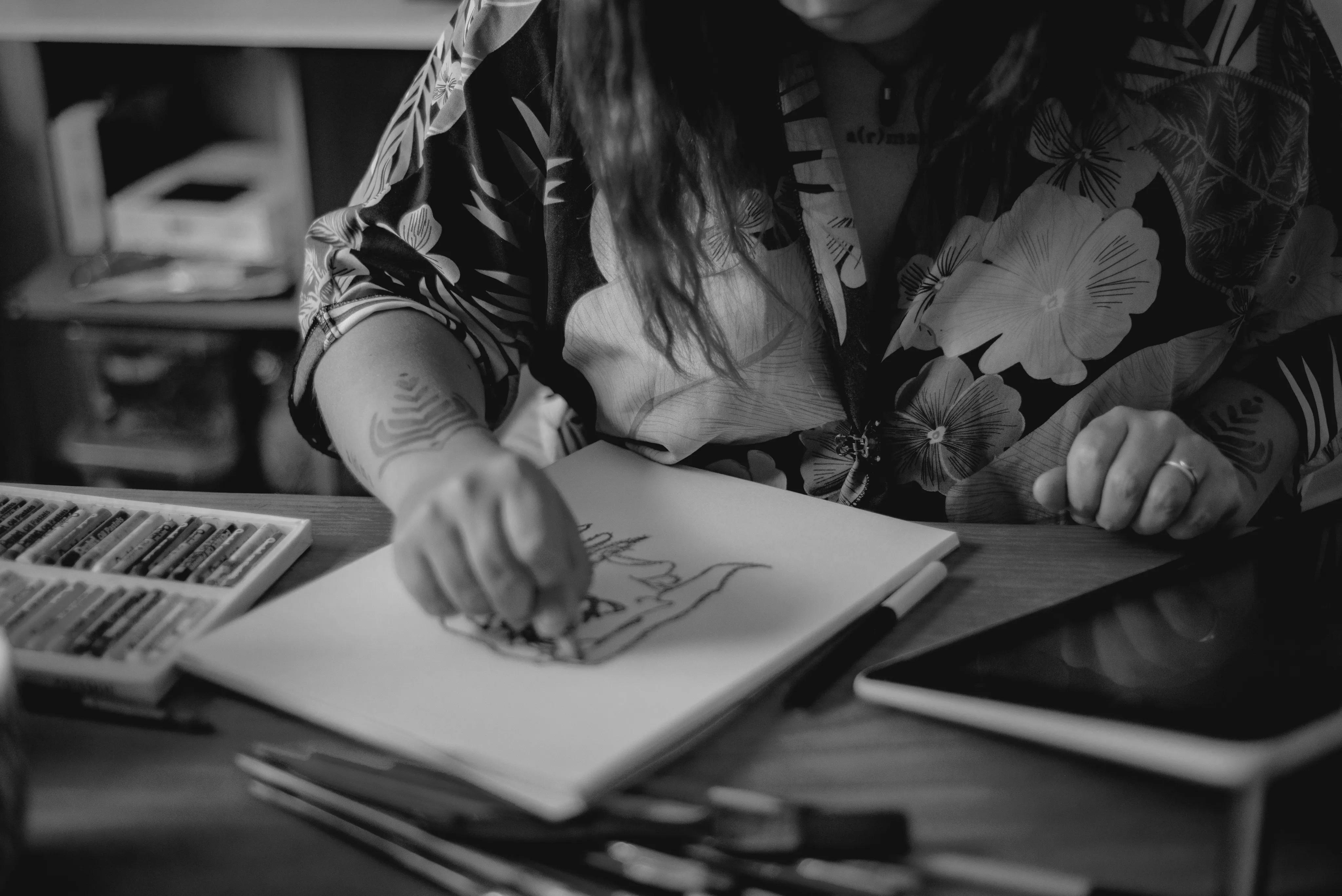 Diseñadora dibujando a mano en un cuaderno, en blanco y negro